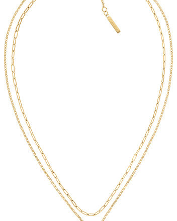 Calvin Klein Edgy Pearls CKJ35000559 halsband har en guldfärgad dubbelkedja och ett hänge. Hängets form påminner om en saltlakrits och i mitten hänger en pärla.