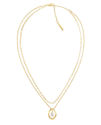Calvin Klein Edgy Pearls CKJ35000559 halsband har en guldfärgad dubbelkedja och ett hänge. Hängets form påminner om en saltlakrits och i mitten hänger en pärla.