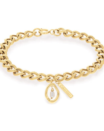 Calvin Klein Edgy Pearls CKJ35000561 armband har en guldfärgad länkkedja och ett hänge. Hänget har formen av en saltlakrits och har en pärla i mitten.