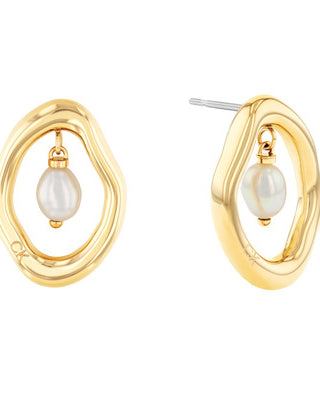 Calvin Klein Edgy Pearls CKJ35000562 örhängen har guldfärgade kanter i form av saltlakrits med runda hörn. I mitten av varje smycke hänger en pärla. Örhängena har en stiftknäppning.