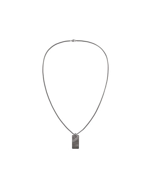 Kedjan på Calvin Klein Metallic Waves CKJ35100032 -halsbandet är 63,5 cm lång och har ett papegojlås. Hänget är en rektangulär platta med en yta som liknar vågor. Smyckena är mörkgrå till färgen.