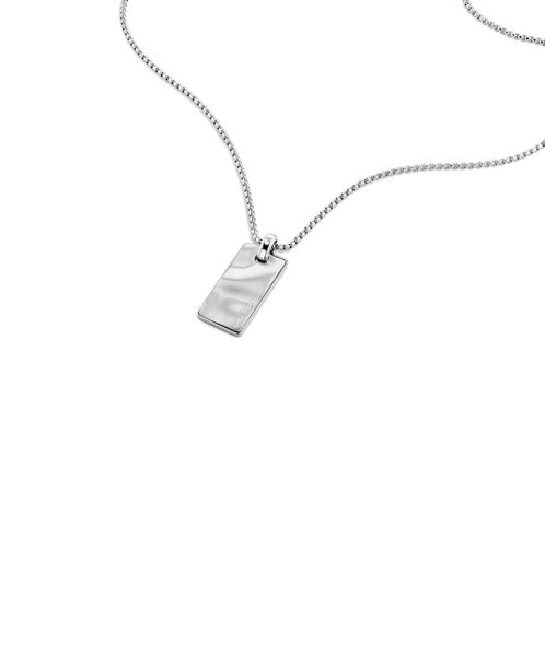 Kedjan på Calvin Klein Metallic Waves CKL35100033 -halsbandet är 63,5 cm lång och har ett papegojlås. Hänget är en rektangulär platta med en yta som liknar vågor.