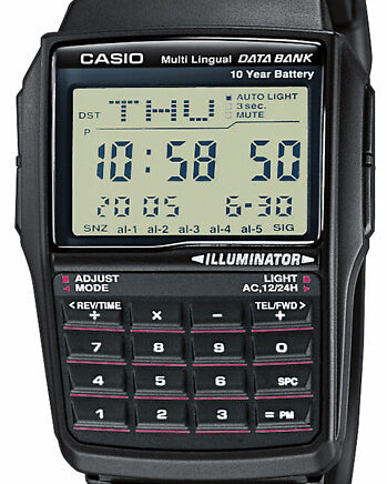 Casio Databank Vintage DBC-32-1AES herrklocka har en fyrkantig, grön digital urtavla. Ramen, boetten och remmen är svarta. Under urtavlan finns en tangentbord.