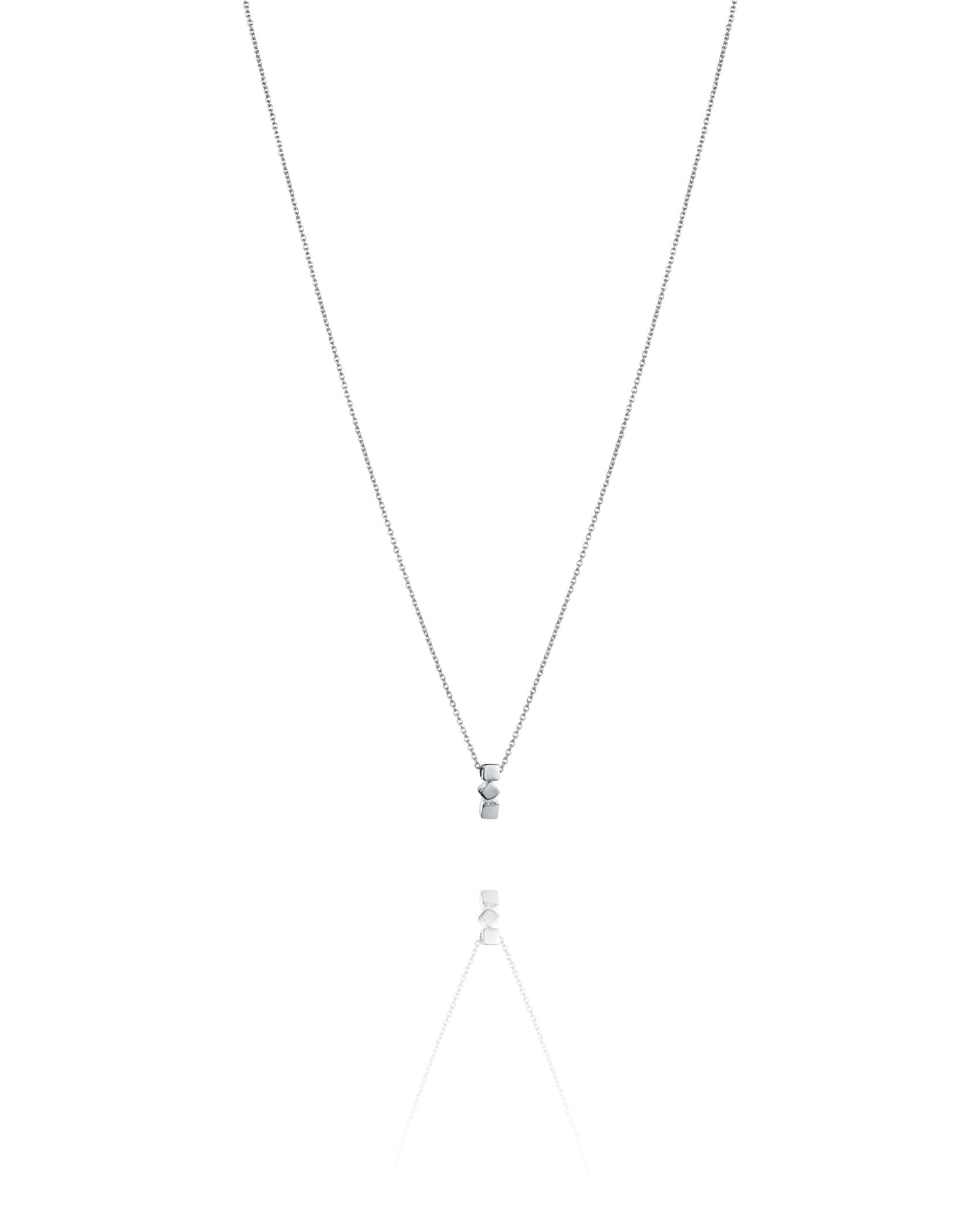 Efva Attling Dice 10-100-02213 halsband har en tunn silverkedja och ett hänge som består av tre tärningar, varav den mittersta står i en vinkel