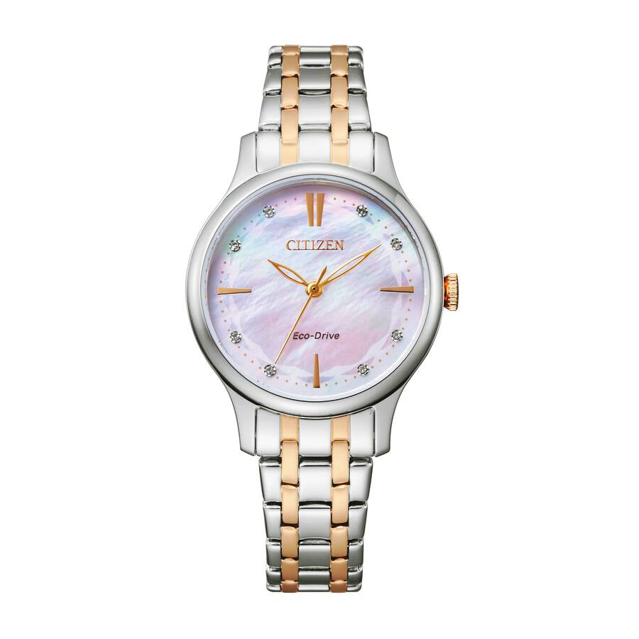 Citizen Eco-drive EM0896-89Y klockan har en urtavla i pärlemor, guldfärgade index och visare. Ramen och remmen är silverfärgade och remmen har guldfärgade detaljer.