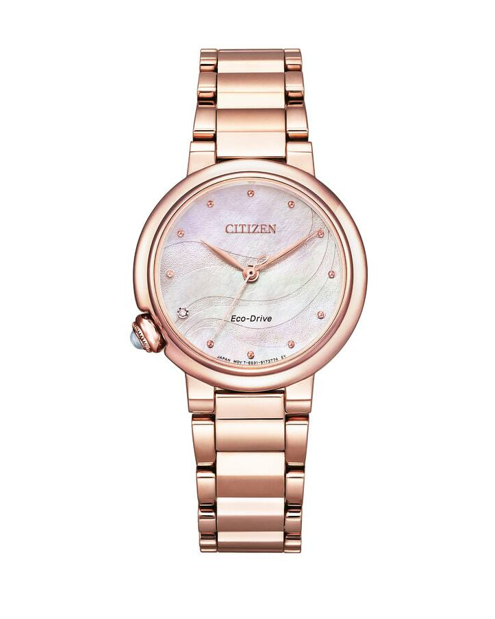 Citizen Eco-drive EM0912-84Y klockan har en urtavla i pärlemor, roséguldfärgade index och visare. Ramen, boetten och remmen är också roséguldfärgade.