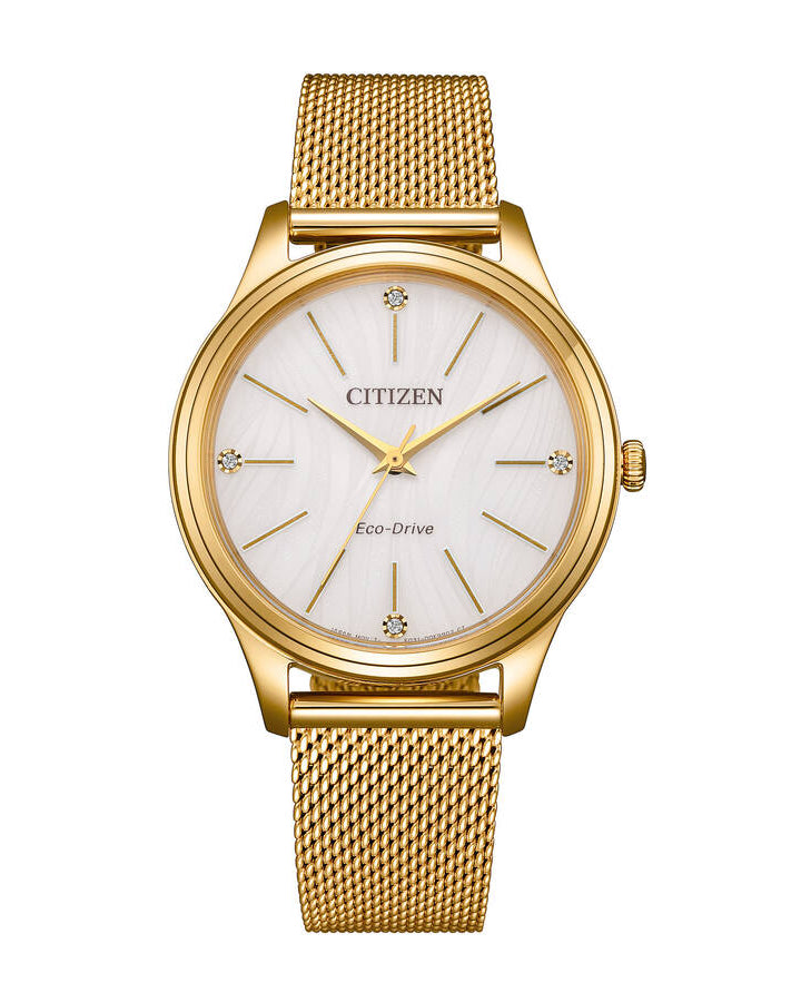 Nätt, guldfärgad Citizen Eco-Drive EM1222-87A damklocka fotograferad framifrån. Vit urtavla med vågstruktur och glittrande kristaller i indexen.