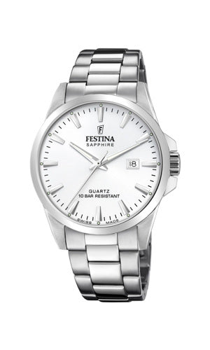 Festina Swiss made F20024/2 herrklocka har en rund, vit urtavla med datumvisning och silverfärgade index och visare. Ramen och remmen är silverfärgade.