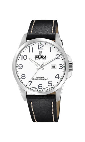 Festina Swiss made F20025/1 herrklocka har en rund, vit urtavla med datumvisning, numeriska index och självlysande visare. Ramen är silverfärgad. Remmen är en svart läderrem med ljusa sömmar.