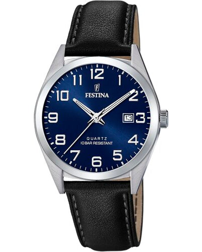 Festina Classic F20446/2 herrklocka fotograferad rakt framifrån. Klockan har en stålboett, svart läderband och blå urtavla med vita arabiska siffror.