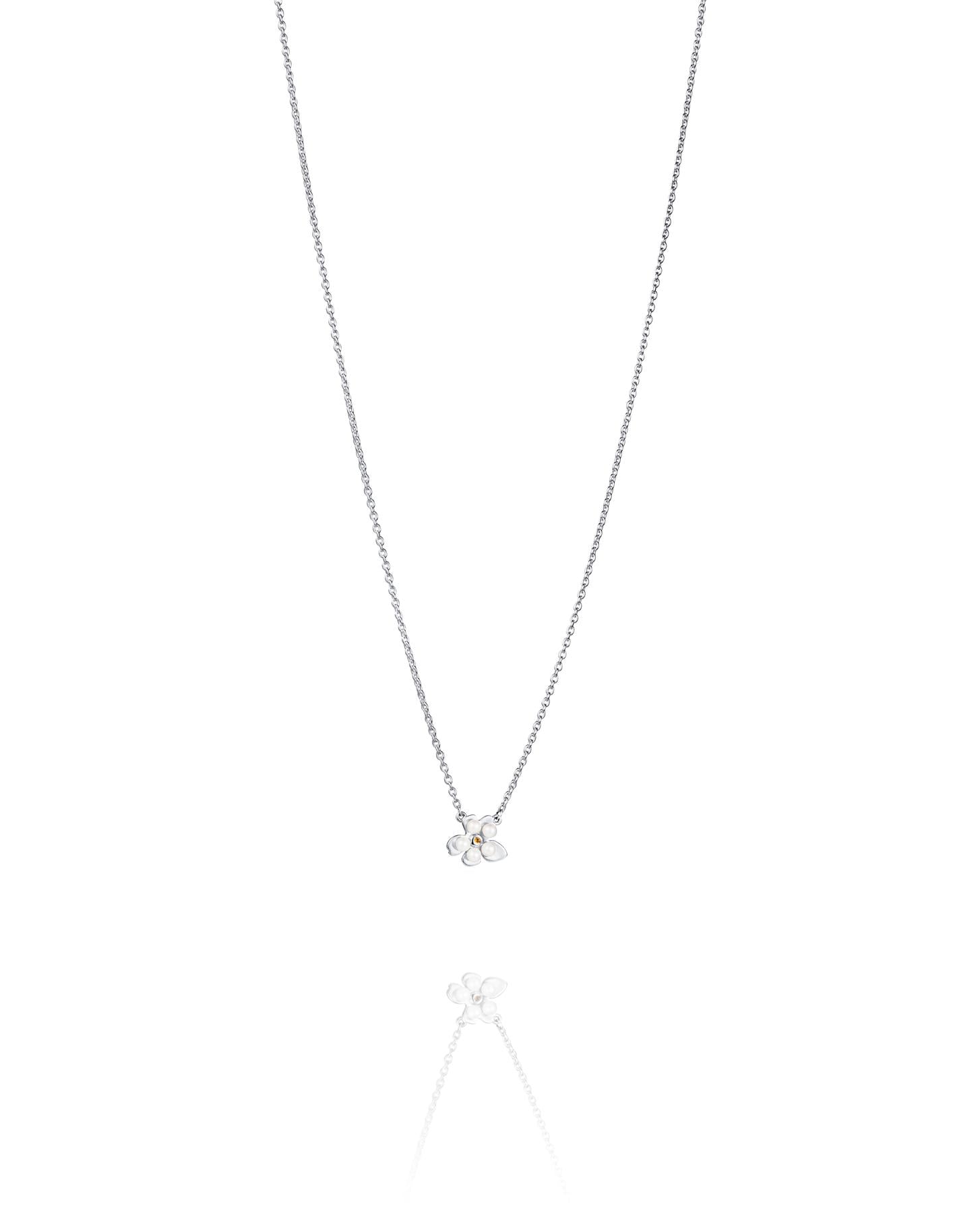 Efva Attling Förgätmigej 10-100-02345 halsband har en tunn silverkedja och en blomformad prydnad. I den centrala delen av blomman finns en gul citrin och i kronbladen finns vita pärlor.