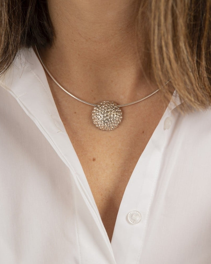 Guldviva Golf L halsband runt halsen: halsbandet sträcker sig över SC-leden.