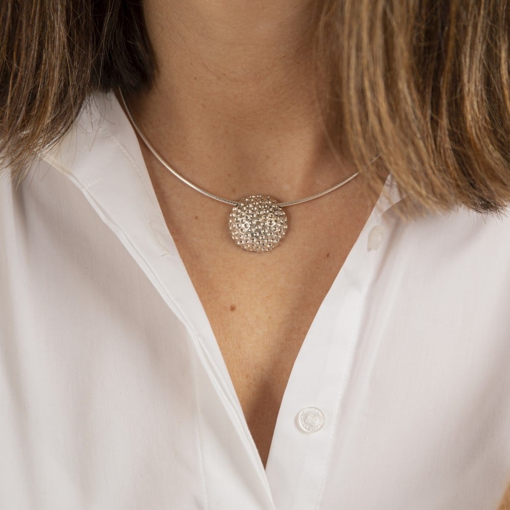 Guldviva Golf L halsband runt halsen: halsbandet sträcker sig över SC-leden.