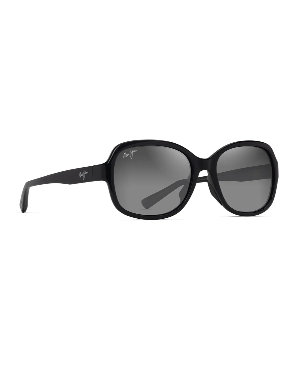 Maui Jim Hiluhilu Black -aurinkolasit etuviistosta. Elegantti naisellinen muotoilu, kehykseen integroidut mustat nenätyynyt ja sangan päissä hillityt designyksityiskohdat.