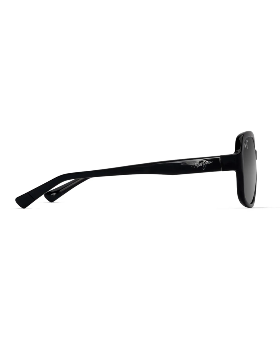 Profiilikuva naisten Maui Jim Hiluhilu -aurinkolaseista sivulta katsottuna. Tasapainoinen, korkealaatuinen musta biopohjainen aisa, joka kaartuu mukavasti korvan taakse.