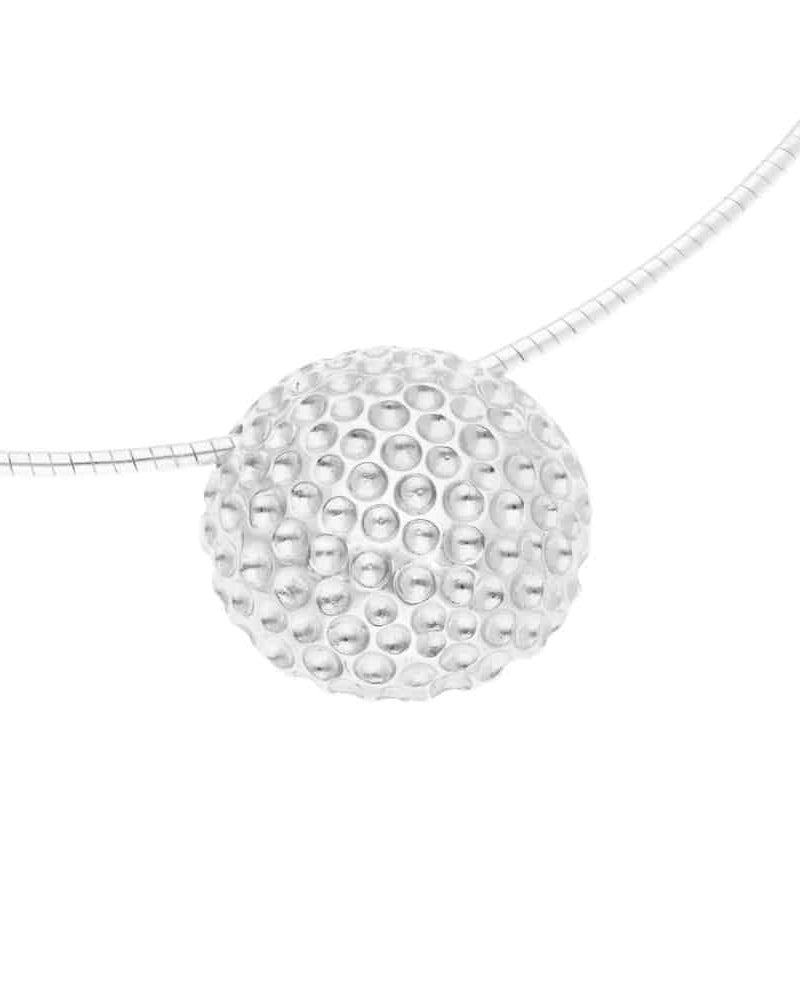 Guldviva Golf L halsband har en tunn silverkedja. Dekorationen är en stor golfboll.