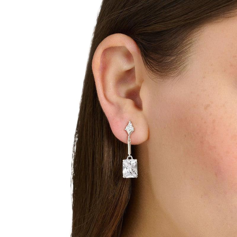Mallin korvassa roikkuva Thomas Sabo H2177 -hopeakorvakoru kimaltelevalla oktagon-zirkonialla.