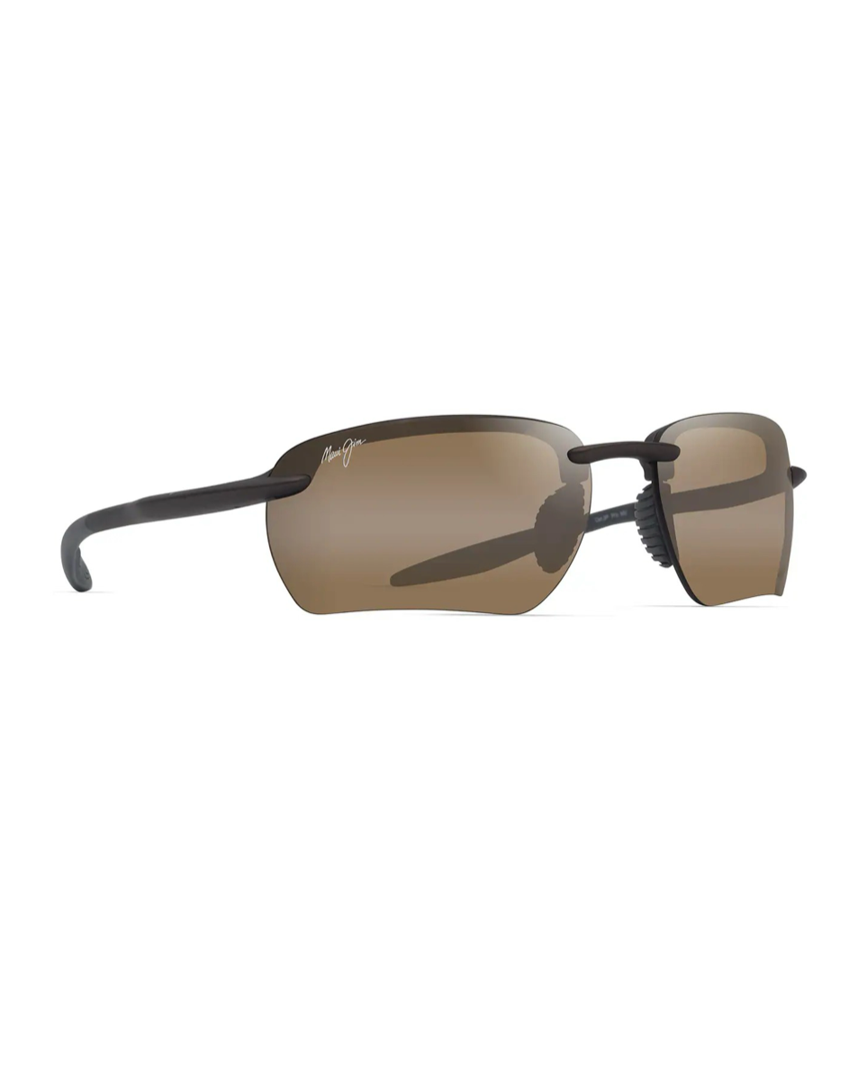 Maui Jim Hoʻokipa Ultra G Metal Brown Matte -aurinkolasit etuviistosta esitellen aerodynaamista muotoilua, säädettäviä harmaita nenätyynyjä ja aisan hopeista logoa.