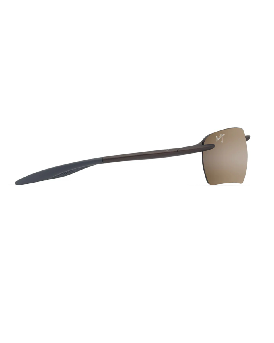 Profiilikuva Maui Jim Hoʻokipa Ultra G -lasien sivusta. Tyylikkäästi kaartuva mattaruskea aisa, jonka päässä on harmaa, pitävä kumiviimeistely.