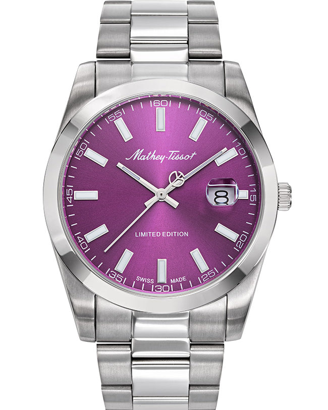 Mathey-Tissot Mathy Sunray H451PU armbandsur har en rund, lila urtavla med datumvisning, silverfärgade och självlysande index och visare. Ramen, boetten och remmen är silverfärgade.
