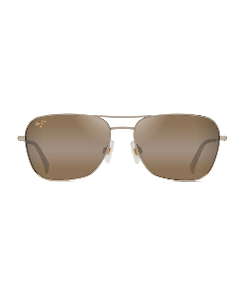 Modernit miesten Maui Jim Na'auao -navigator-aurinkolasit suoraan edestä kuvattuna. Siro vaaleankultainen metallikehys kaksoissillalla ja suorakaiteen muotoisilla ruskehtavilla linsseillä.