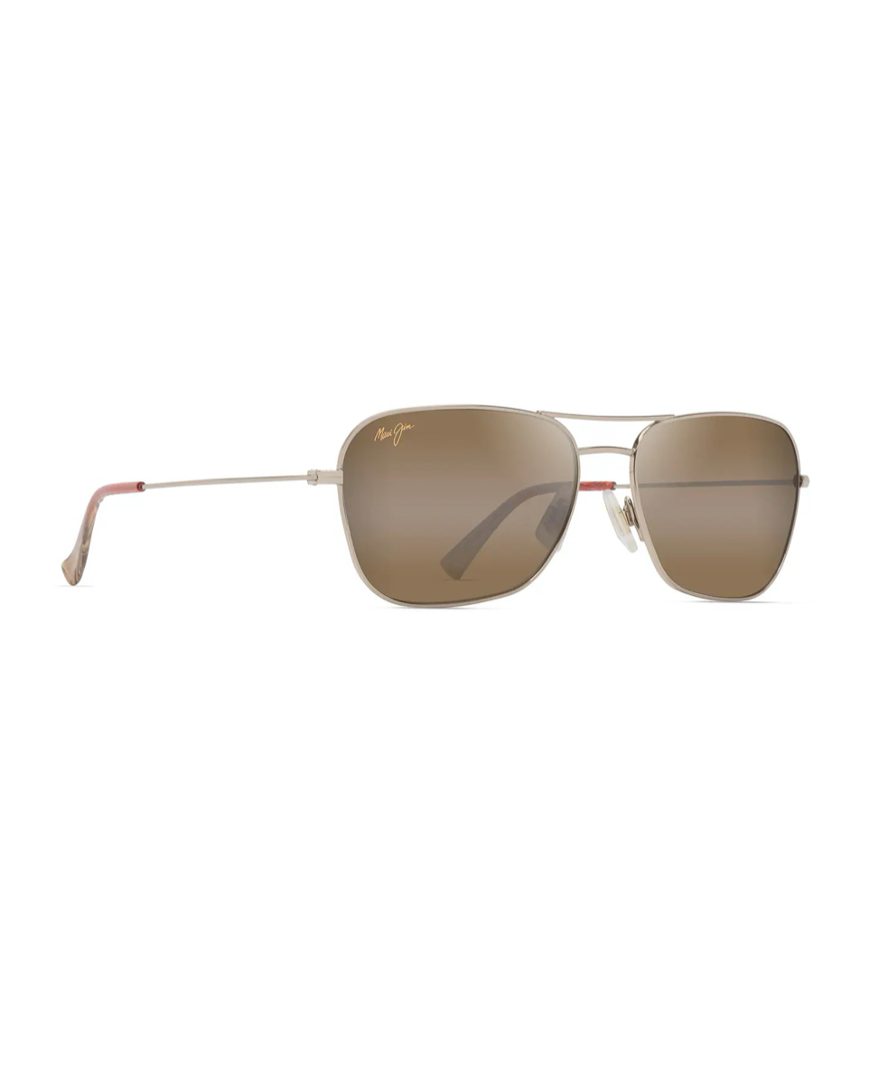 Maui Jim Na'auao Light Gold -aurinkolasit etuviistosta esitellen ohuen metallirungon, kirkkaat nenätyynyt sekä sankojen läpikuultavissa päissä näkyvän sinivihreän aaltokuvioinnin.