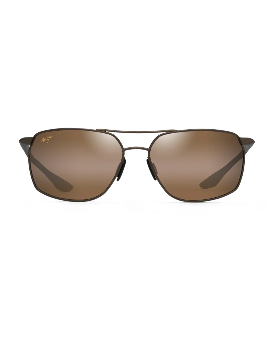Ylelliset, suorakaiteen muotoiset Maui Jim Pu'u Kukui -aurinkolasit suoraan edestä kuvattuna. Pronssinvärinen Monel-metallirunko, tuplasilta ja ruskehtavat HCL Bronze -linssit.