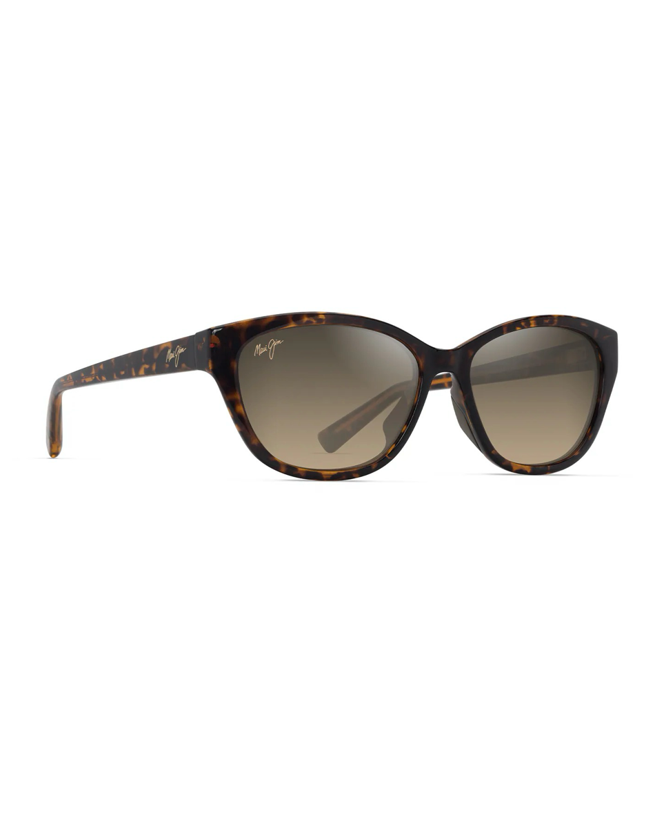 Maui Jim Pūnono Dark Havana -aurinkolasit etuviistosta. Elegantti kissamainen muotoilu, upotetut ruskeat kumiset nenätyynyt ja sankojen tyvessä erottuva tyylikäs viistoleikkaus.