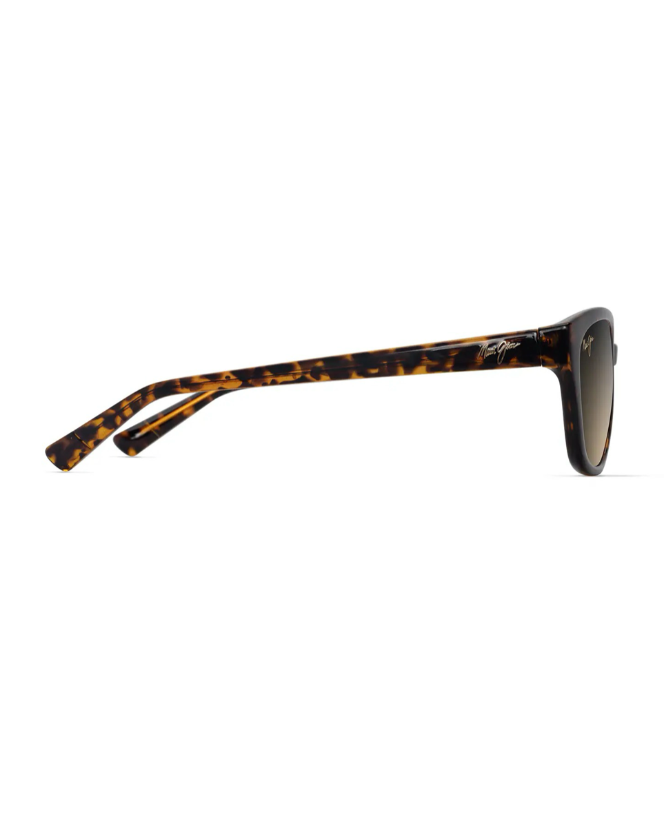 Profiilikuva naisten Maui Jim Pūnono -aurinkolaseista sivulta katsottuna. Tasapainoinen, laadukas tummanruskea biopohjainen aisa, joka kaartuu sulavasti korvan taakse.