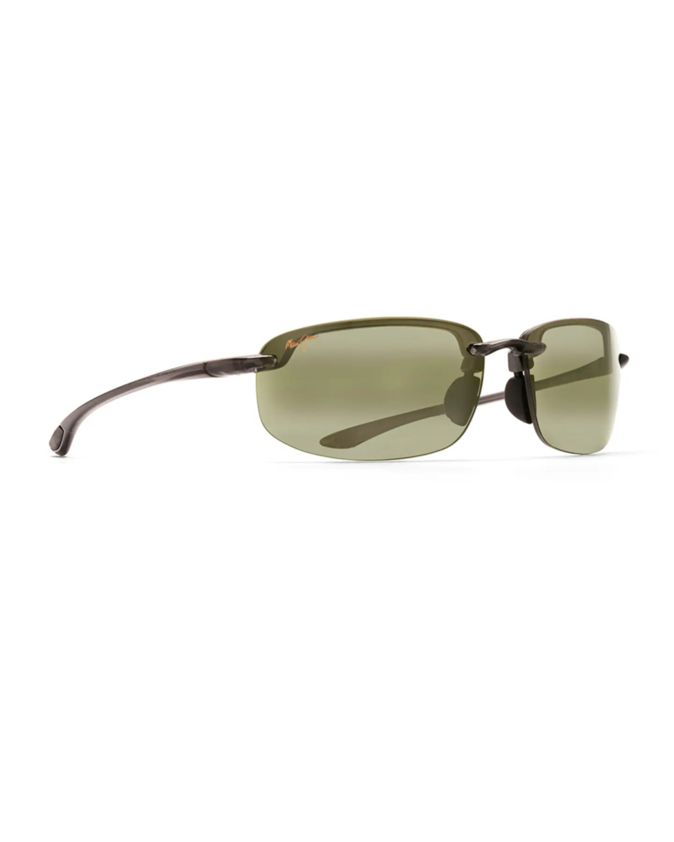 Kevyesti kaarevat Maui Jim Ho'okipa Reader Smoke Grey -aurinkolasit viistosta kuvattuna. Urheilullinen Grilamid-rakenne ja kiinteä silta kumisilla nenätyynyillä.