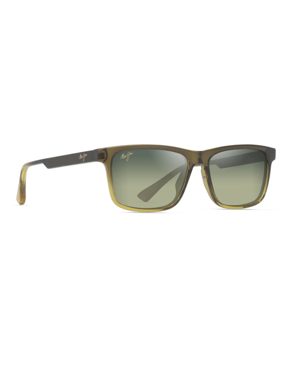 Maui Jim 'Okina -aurinkolasit etuviistosta, jossa näkyy kehyksen liukuväri vihreästä keltaiseen sekä sangan sisäpuolen hienostunut havaijalainen koristekuviointi.