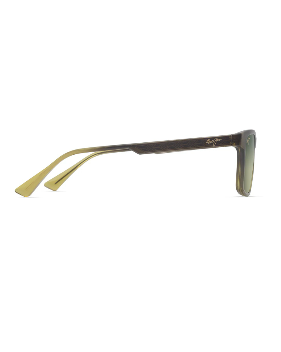 Profiilikuva miesten Maui Jim 'Okina -aurinkolaseista sivulta katsottuna. Siron ja tyylikkään läpinäkyvän sangan läpi kuultava sisärakenne ja sen yksityiskohdat.