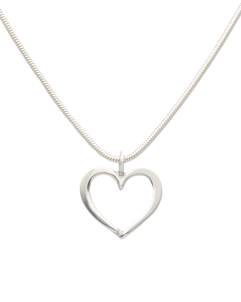 Guldviva Hjärtlig L halsband har en tunn silverkedja. Hänget är konturerna av hjärtat.