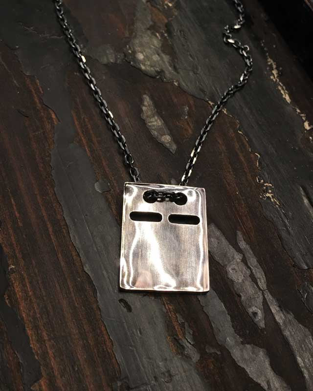 Guldviva ID-bricka halsband har en tunn silverkedja. Hänget är inspirerat av soldaters ID-brickor.