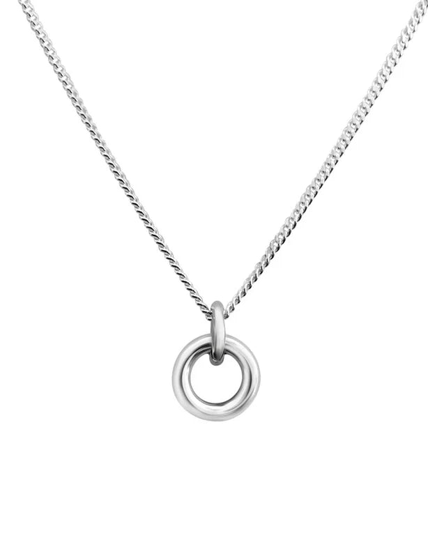 Guldviva i Hamn Lilla halsband har en tunn silverkedja och ett livbojformat hänge.