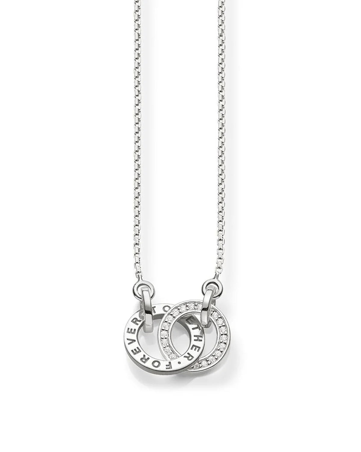 Thomas Sabo Necklace Forever Together Small KE1488-051-14-L45V har en tunn silverkedja dekorerad med två sammanflätade ringar. En av ringarna är graverad med texten ”FOREVER TOGETHER” och den andra är dekorerad med zirkoner.