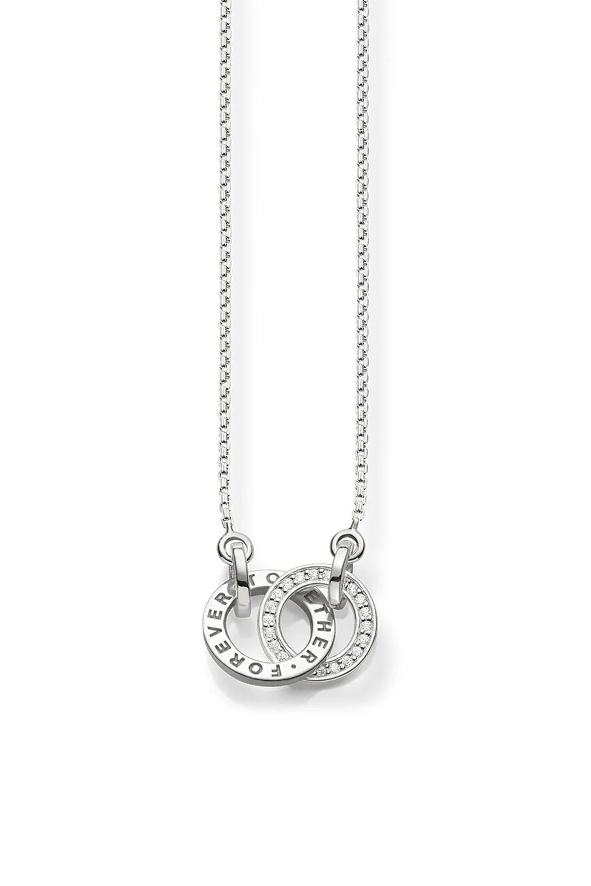 Thomas Sabo Necklace Forever Together Small KE1488-051-14-L45V har en tunn silverkedja dekorerad med två sammanflätade ringar. En av ringarna är graverad med texten ”FOREVER TOGETHER” och den andra är dekorerad med zirkoner.