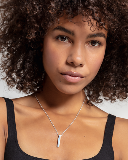 Thomas Sabo Silver Cuboid KE1907-001-21 halsband runt halsen.