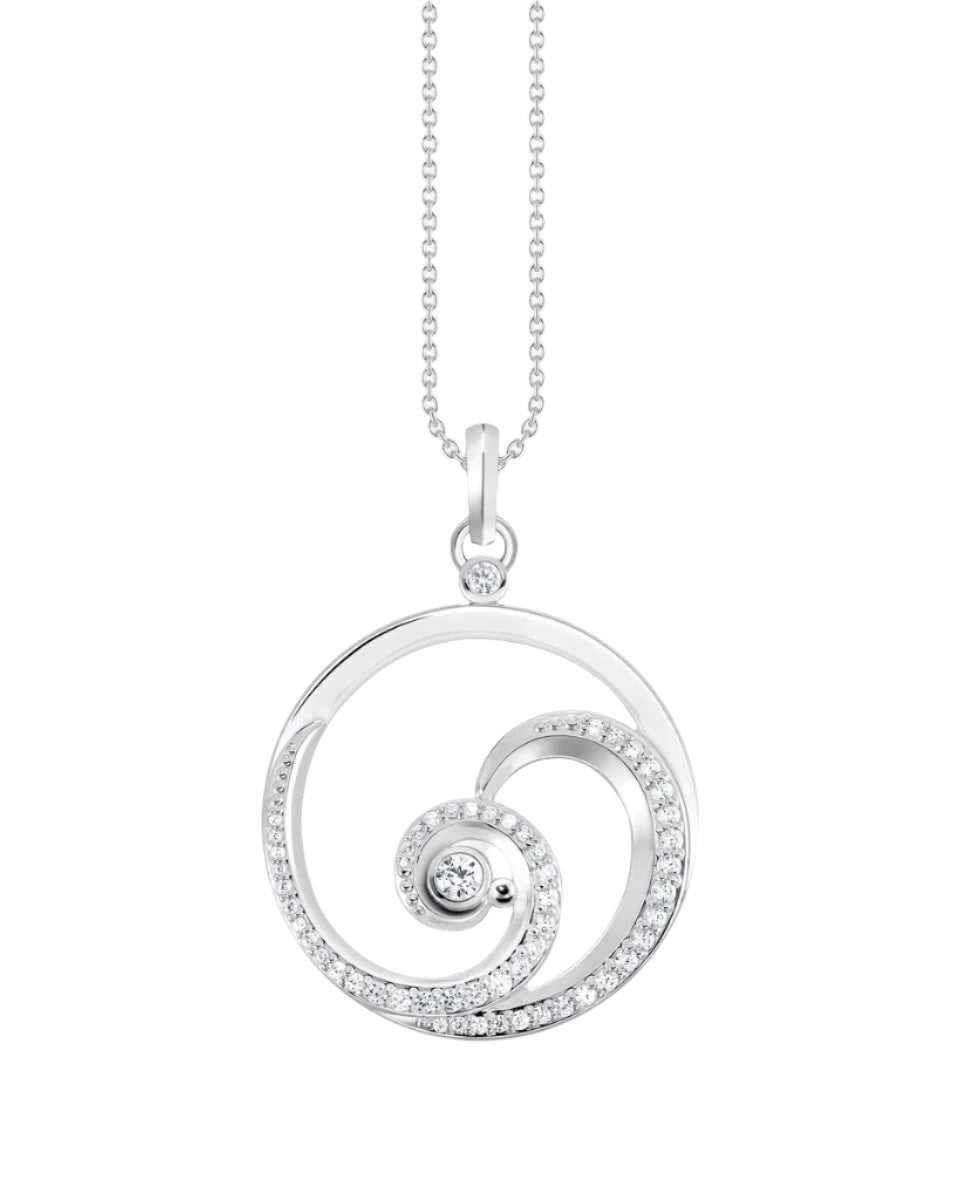 Thomas Sabo Wave With Stones KE2143-051-14 halsband har en tunn silverkedja. Hänget är en rund ring med ett vågmönster dekorerat med vita zirkoner inuti.