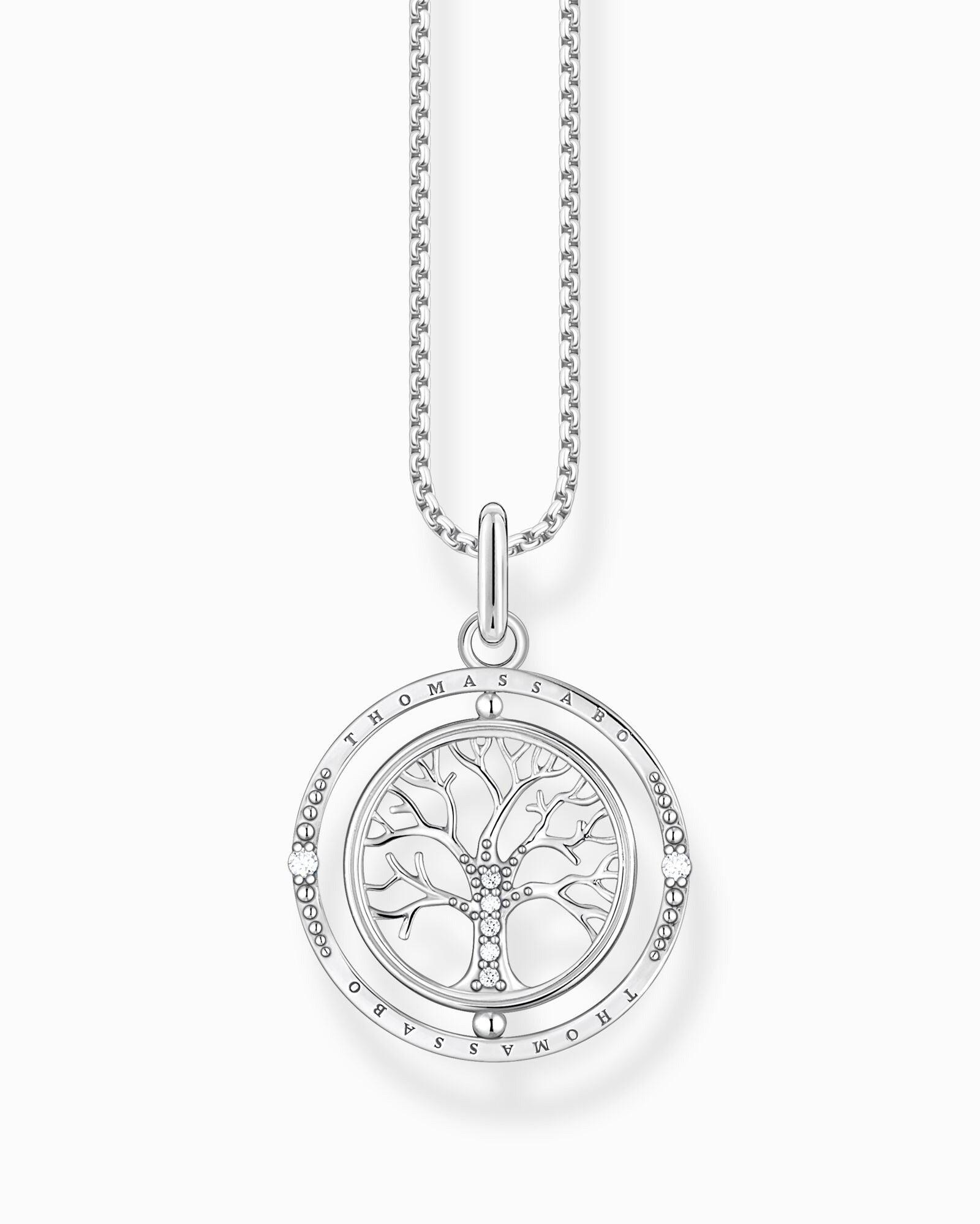 Thomas Sabo Tree Of Love KE2148-643-14-L45v halsband med tunn silverkedja och runt hänge bestående av två sammanlänkade ringar. I den inre ringen finns ett lövfattigt träd dekorerat med zirkoner. Den yttre ringen är också dekorerad med zirkoner.