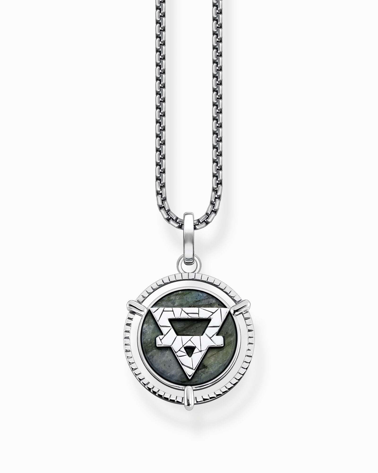 Thomas Sabo Elements Of Nature: Earth KE2150-503-6-L50v halsband med mörk silverkedja och runt silverhänge med en uppochnedvänd silvertriangel på mörk bakgrund och en tvärgående silverlinje.