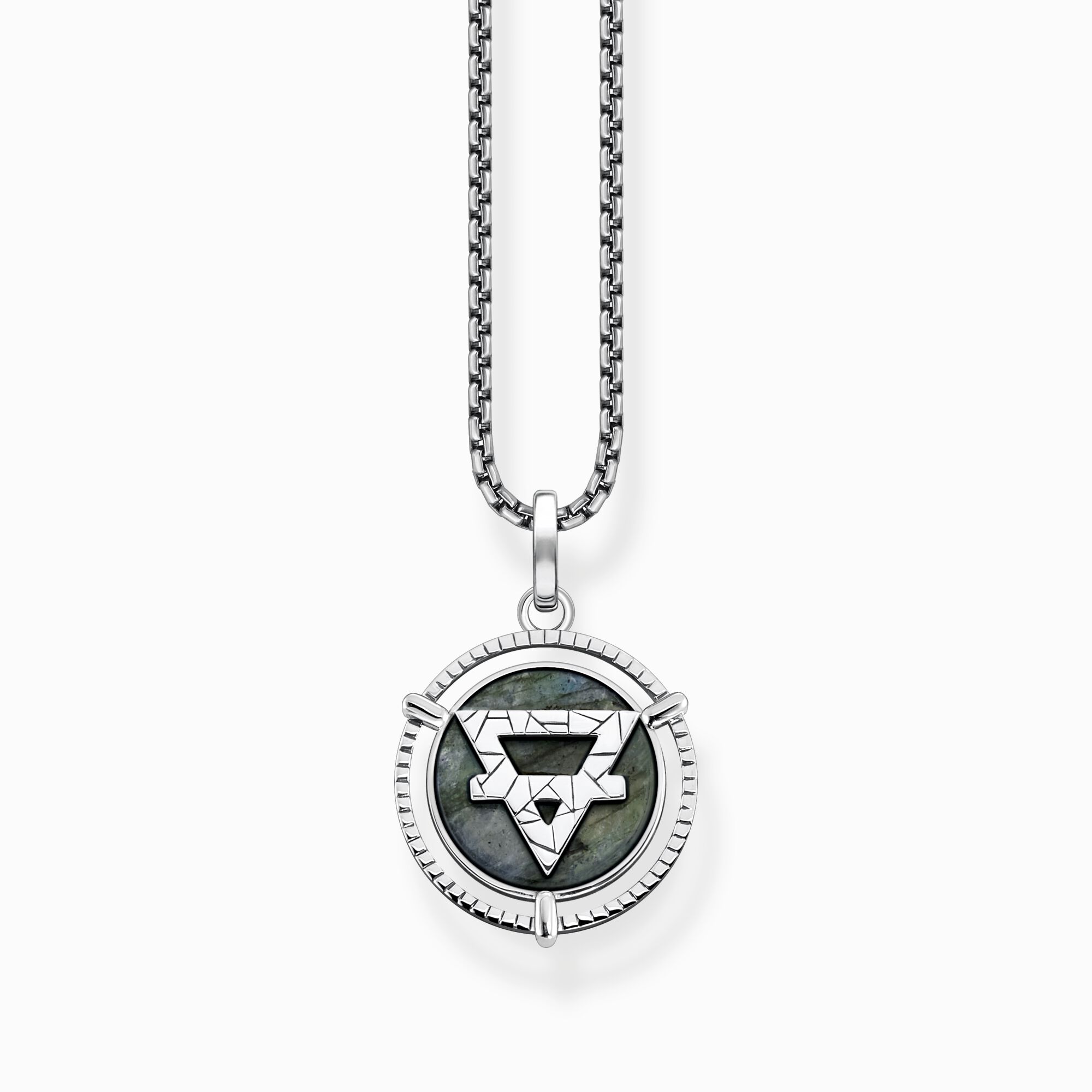 Thomas Sabo Elements Of Nature: Earth KE2150-503-6-L50v halsband med mörk silverkedja och runt silverhänge med en uppochnedvänd silvertriangel på mörk bakgrund och en tvärgående silverlinje.