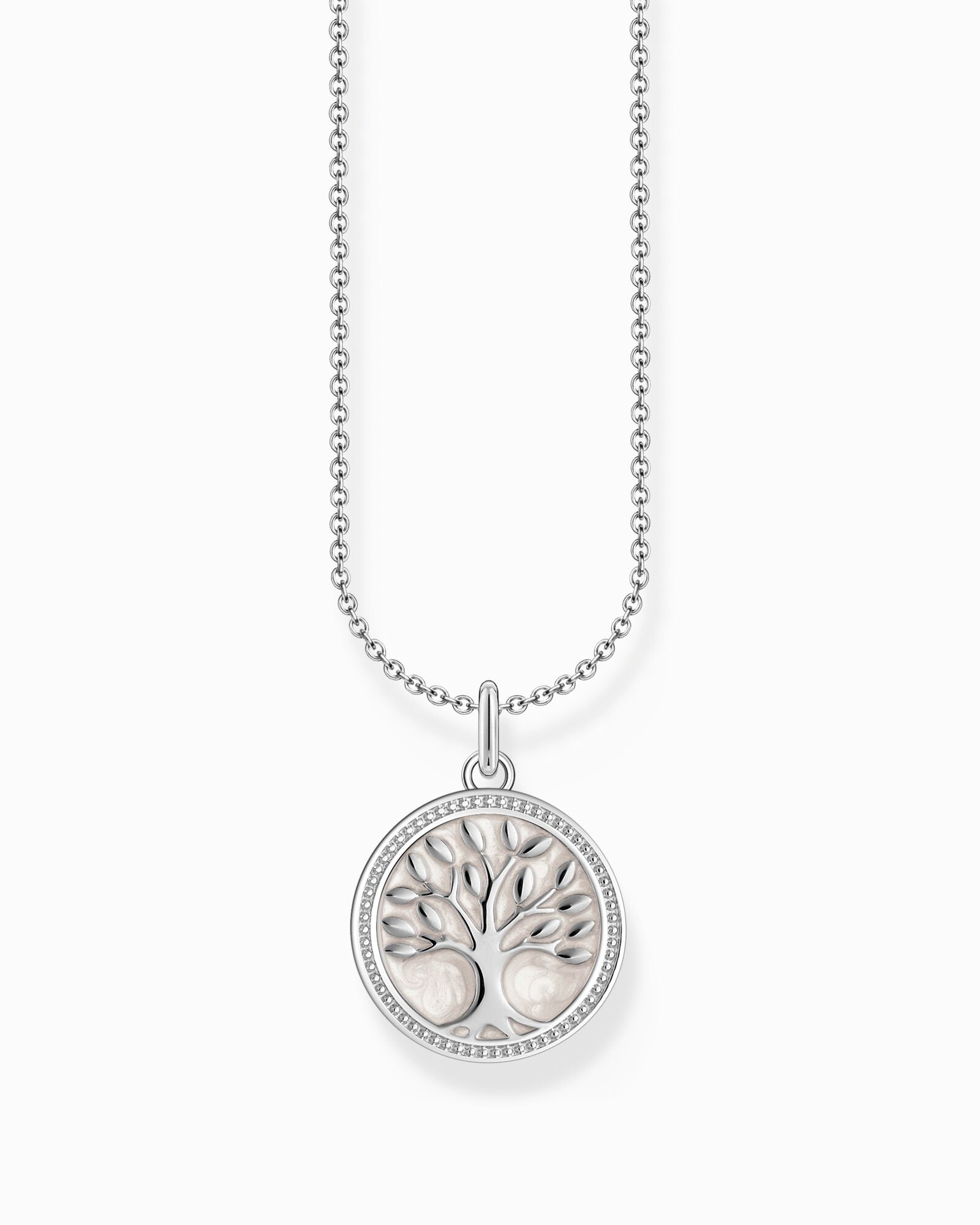 Thomas Sabo Necklace With Tree Of Love Pendant And Cold Enamel KE2220-007-21-L45V har en tunn silverkedja. Hänget är en rund silverplatta med ett träd i mitten. Bakgrunden bakom trädet är dekorerad med vit kall emalj.