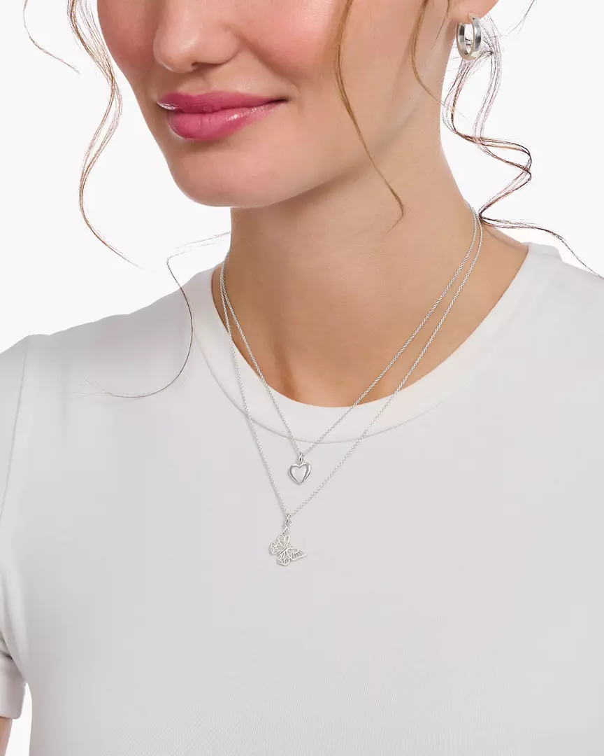 Thomas Sabo hopeasydän kaulakoru KE2234-001-21 kaulassa