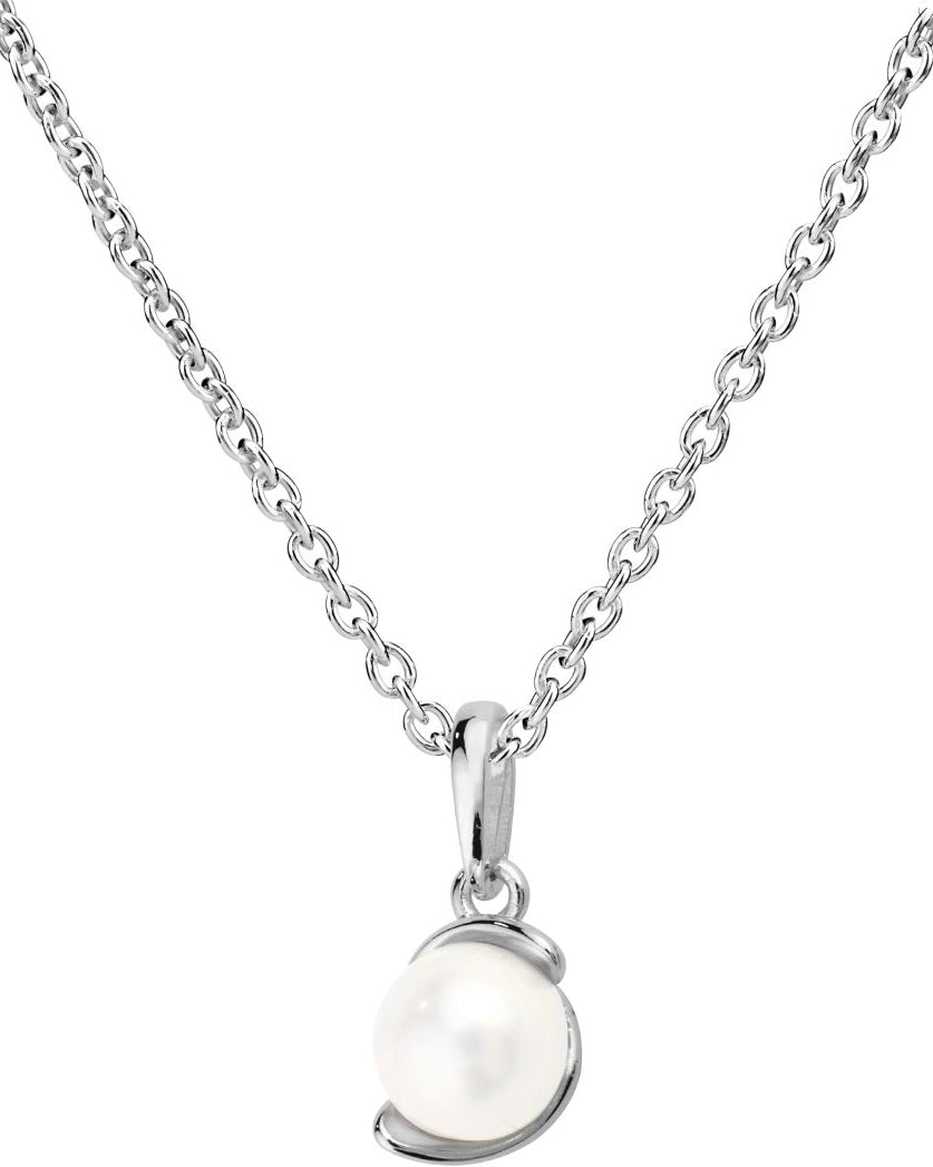 Kohinoor Lily 123-214V-6 hängsmycke är en 6 mm vit sötvattenspärla i en enkel och elegant ram i vitguld.