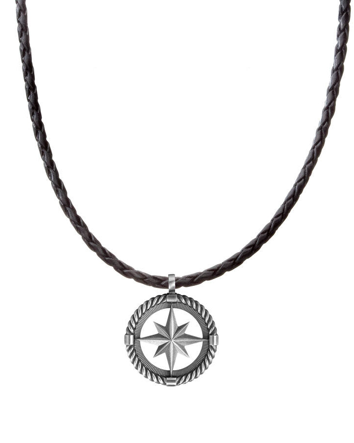 Lumoava Toivo-läderhalsbandet har ett tunt läderband. Hänget är en rund ring med en åttuddig stjärna i mitten, som liknar en kompassros.