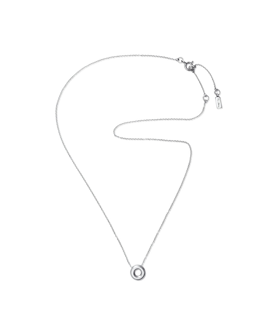 Halsbandet Efva Attling Lifesaver 10-100-02174 har en tunn silverkedja och ett hänge som liknar en livräddare