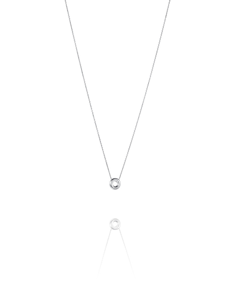 Halsbandet Efva Attling Lifesaver 10-100-02174 har en tunn silverkedja och ett hänge som liknar en livräddare