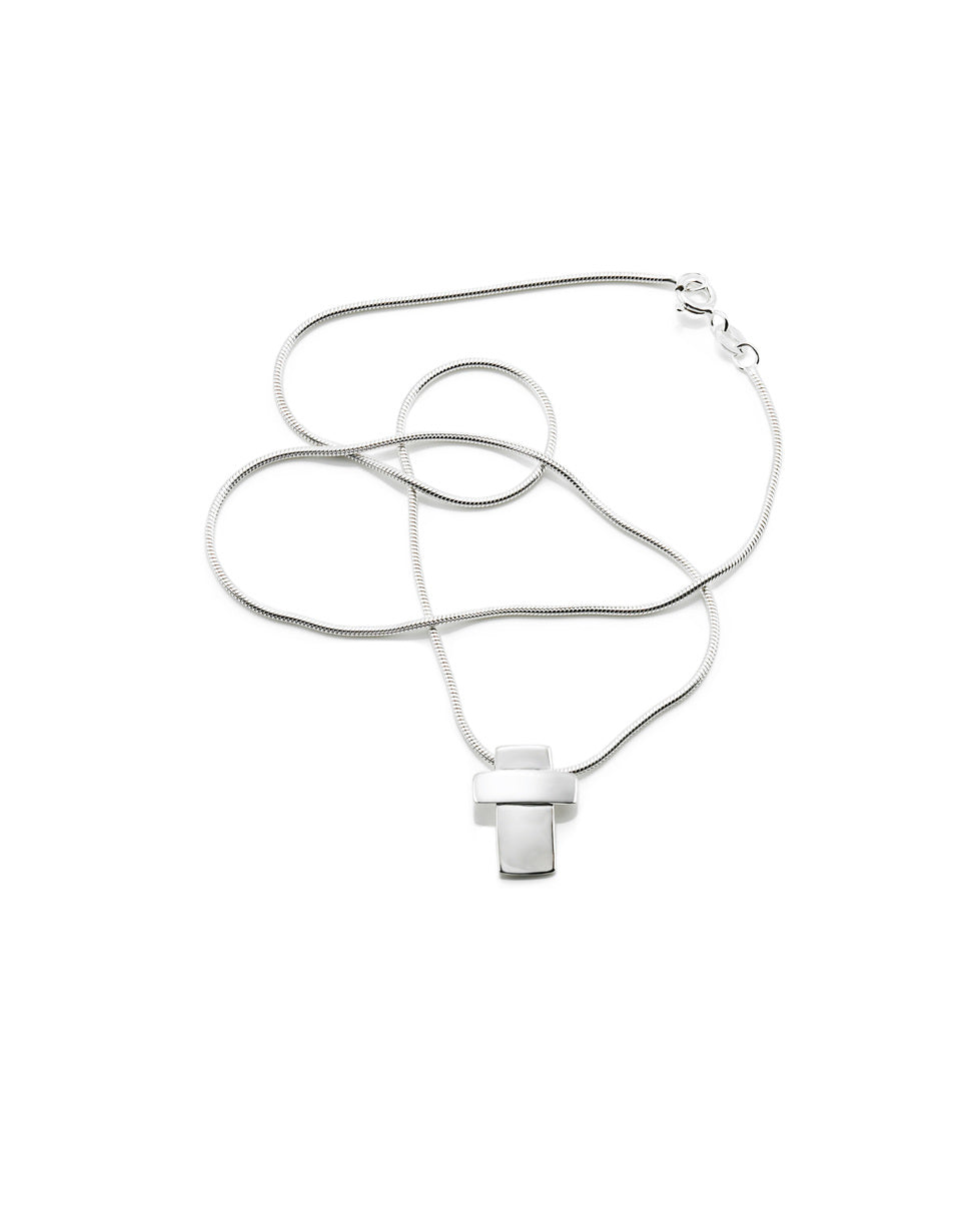 Efva Attling Little Cross 11-100-00681 hängsmycke är format som ett tillplattat kors och har en ormkedja i silver