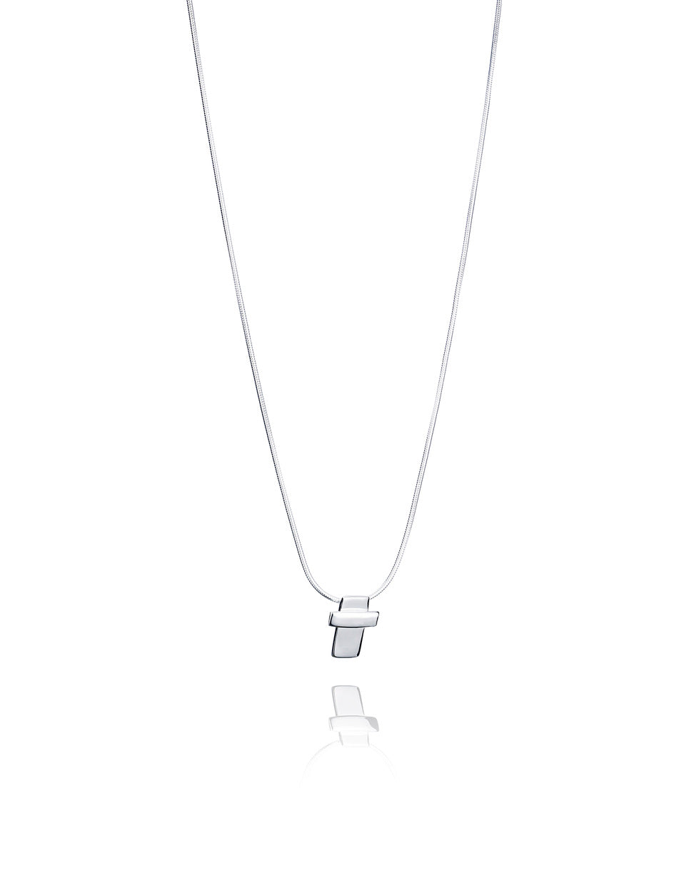 Efva Attling Little Cross 11-100-00681 hängsmycke är format som ett tillplattat kors och har en ormkedja i silver